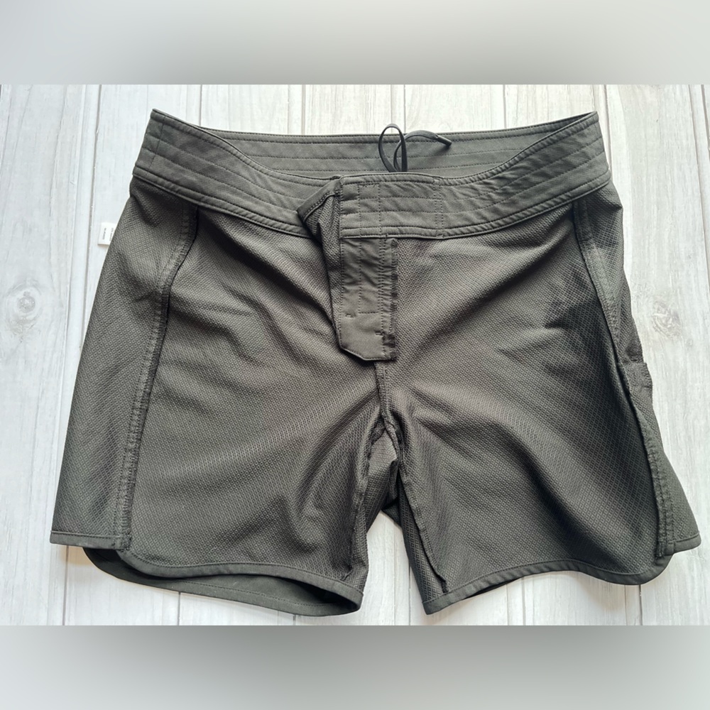 Women’s Athleta black board swim active pull on short. Size 8 - Picture 9 of 16